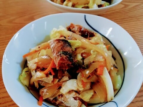 サバの味噌煮缶と早生キャベツの炒め物